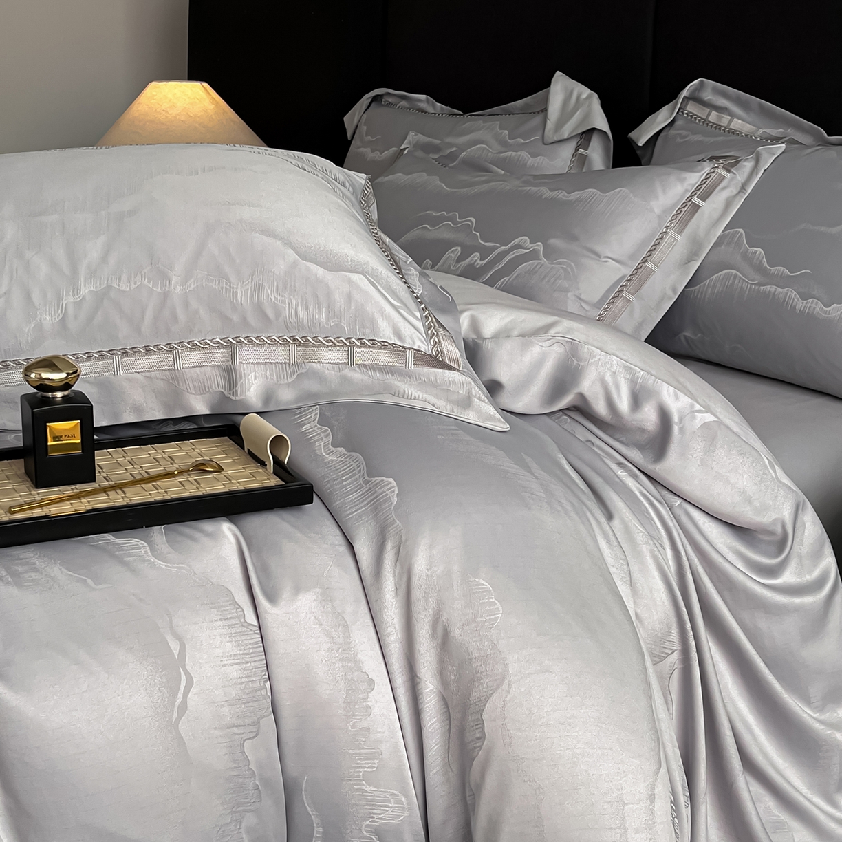 91家纺网 家纺一手货源 找家纺 置顶家纺 2026春夏新款亲肤提花四件套-山峦 山峦-高级灰