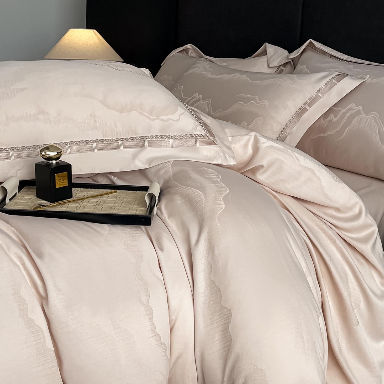 91家纺网 家纺一手货源 找家纺 置顶家纺 2026春夏新款亲肤提花四件套-山峦 山峦-米灰