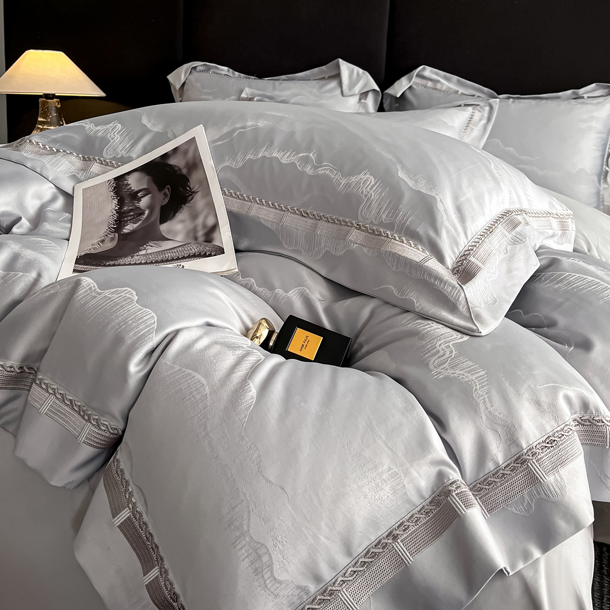 91家纺网 家纺一手货源 找家纺 置顶家纺 2026春夏新款亲肤提花四件套-山峦 山峦-高级灰