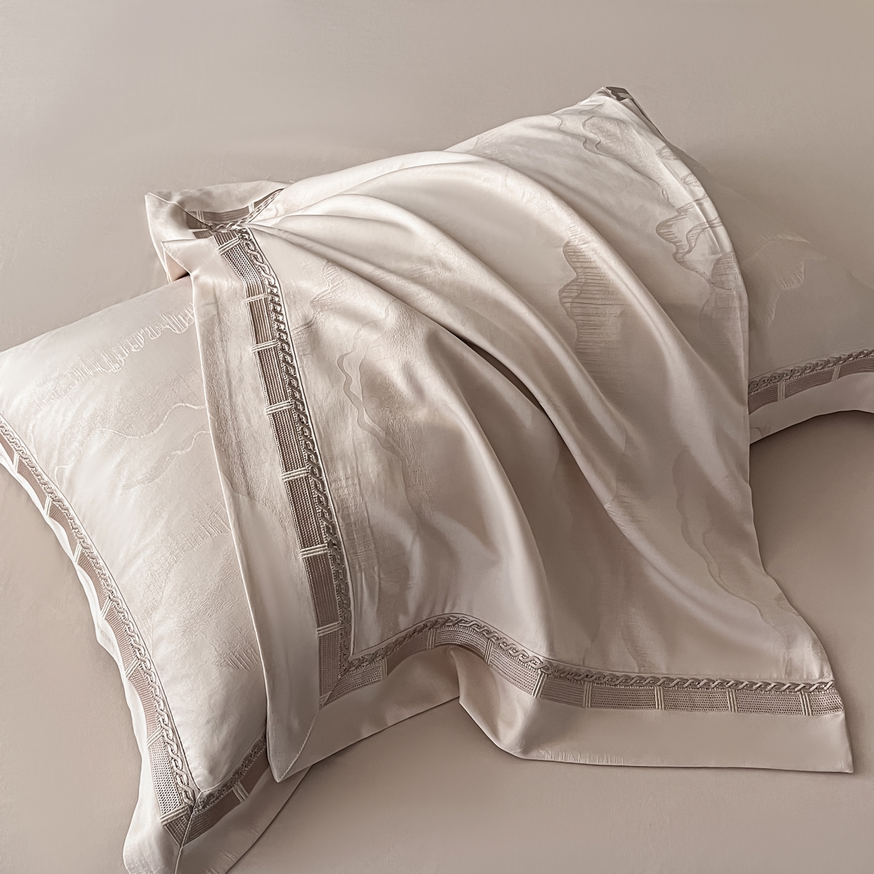 91家纺网 家纺一手货源 找家纺 置顶家纺 2026春夏新款亲肤提花四件套-山峦 山峦-米灰