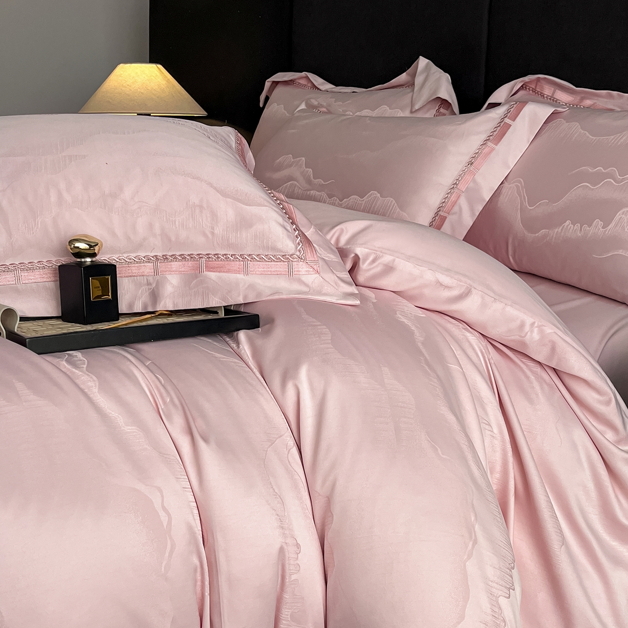 91家纺网 家纺一手货源 找家纺 置顶家纺 2026春夏新款亲肤提花四件套-山峦 山峦-浅豆沙