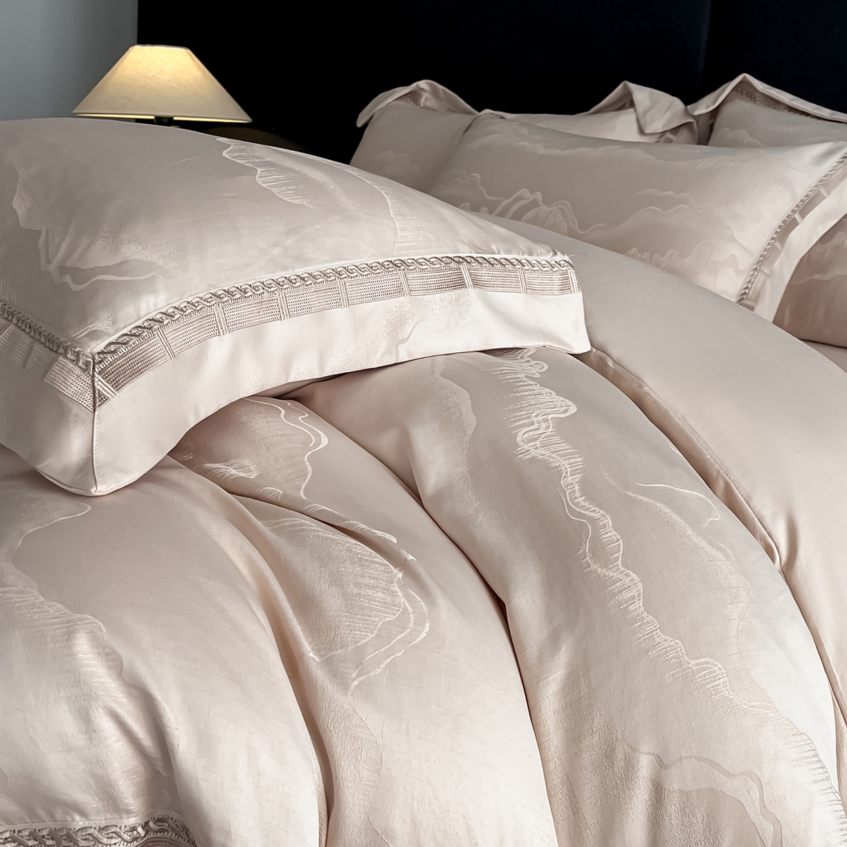 91家纺网 家纺一手货源 找家纺 置顶家纺 2026春夏新款亲肤提花四件套-山峦 山峦-米灰