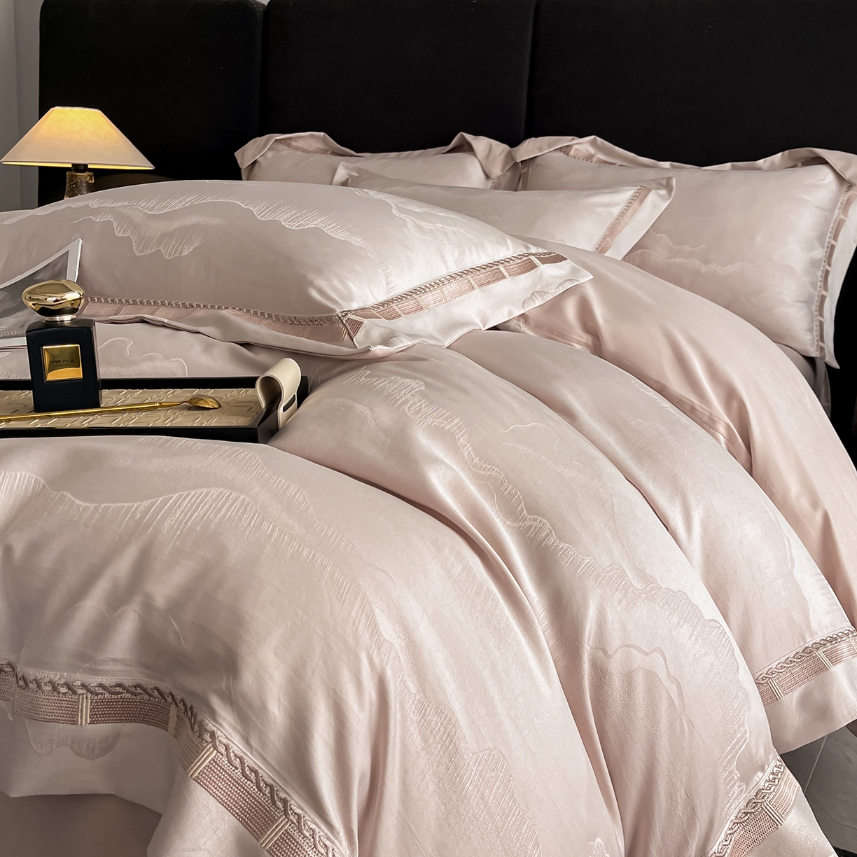 91家纺网 家纺一手货源 找家纺 置顶家纺 2026春夏新款亲肤提花四件套-山峦 山峦-肉粉