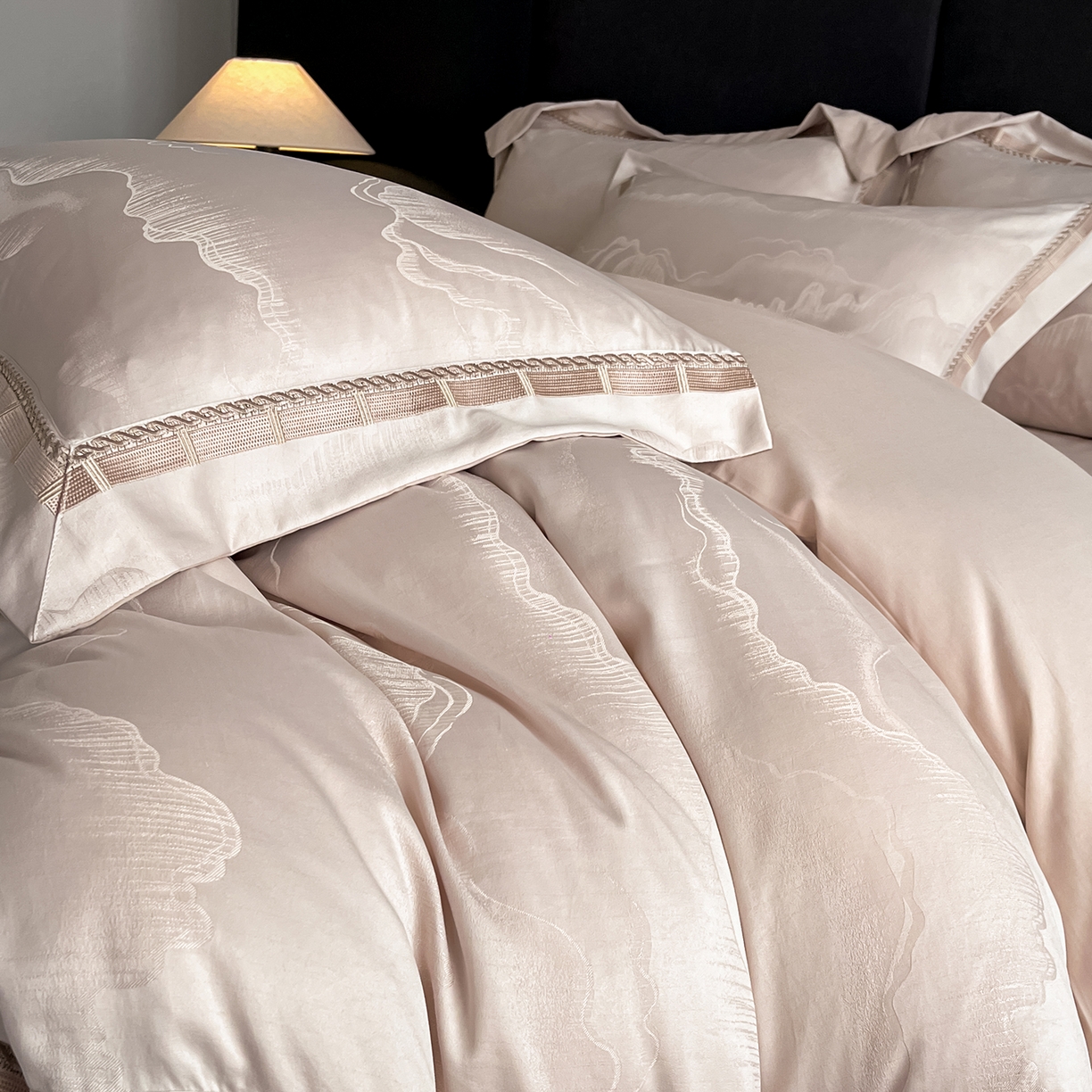 91家纺网 家纺一手货源 找家纺 置顶家纺 2026春夏新款亲肤提花四件套-山峦 山峦-肉粉