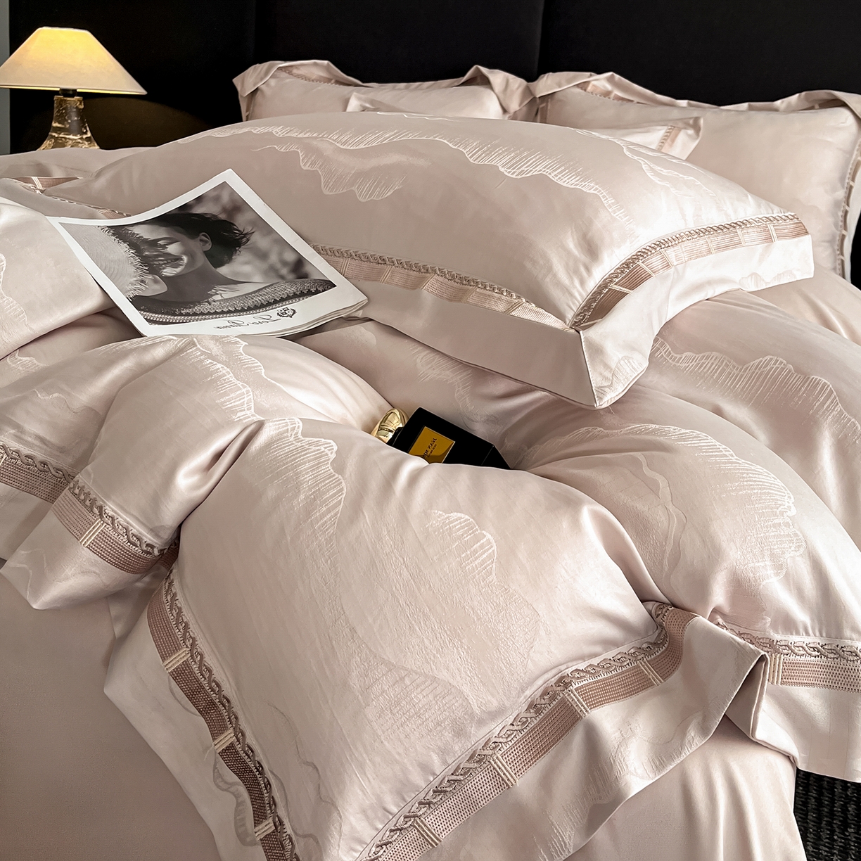 91家纺网 家纺一手货源 找家纺 置顶家纺 2026春夏新款亲肤提花四件套-山峦 山峦-肉粉