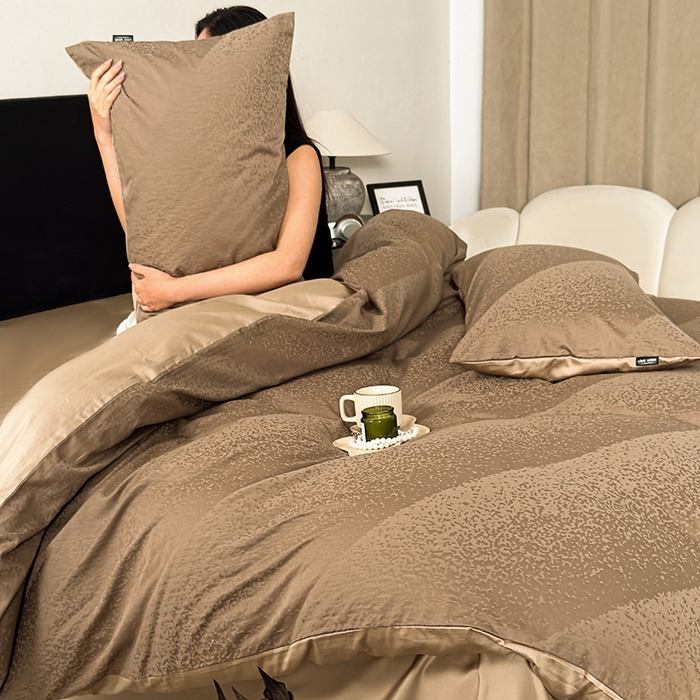 91家纺网 家纺一手货源 找家纺 富馨莱 2026新款100支长绒棉色织大提花四件套单品被套系列 爱庭-摩卡棕