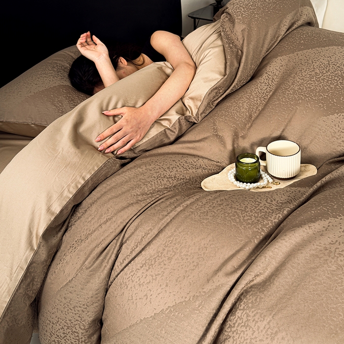 91家纺网 家纺一手货源 找家纺 富馨莱 2026新款100支长绒棉色织大提花四件套单品被套系列 爱庭-摩卡棕