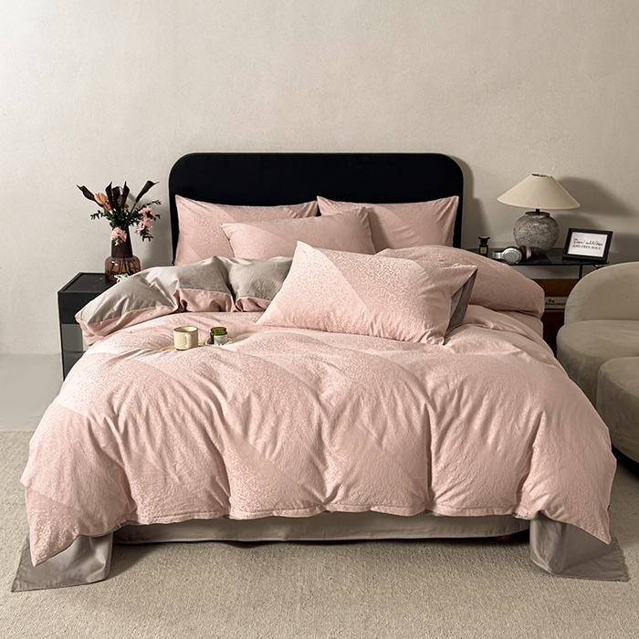 91家纺网 家纺一手货源 找家纺 富馨莱 2026新款100支长绒棉色织大提花四件套单品枕套系列 爱庭-迷香粉