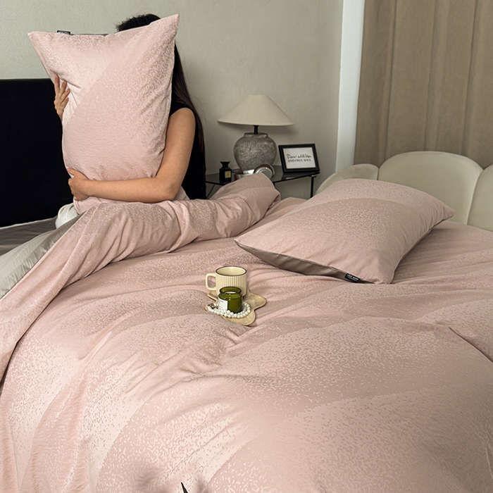 91家纺网 家纺一手货源 找家纺 富馨莱 2026新款100支长绒棉色织大提花四件套单品枕套系列 爱庭-迷香粉