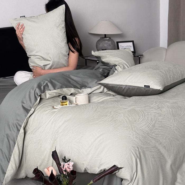 91家纺网 家纺一手货源 找家纺 富馨莱 2026新款100支长绒棉色织大提花四件套系列 凤鸣-雪松绿