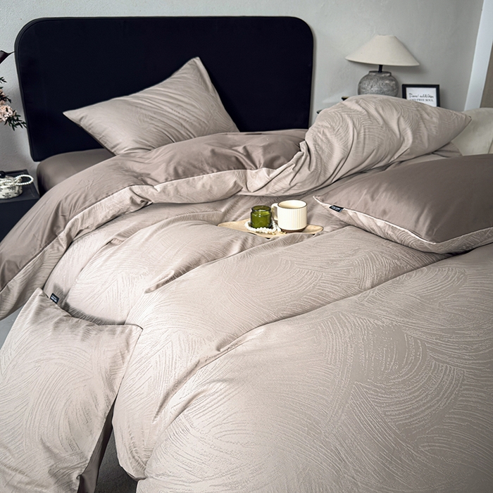 91家纺网 家纺一手货源 找家纺 富馨莱 2026新款100支长绒棉色织大提花四件套系列 凤鸣-可可棕