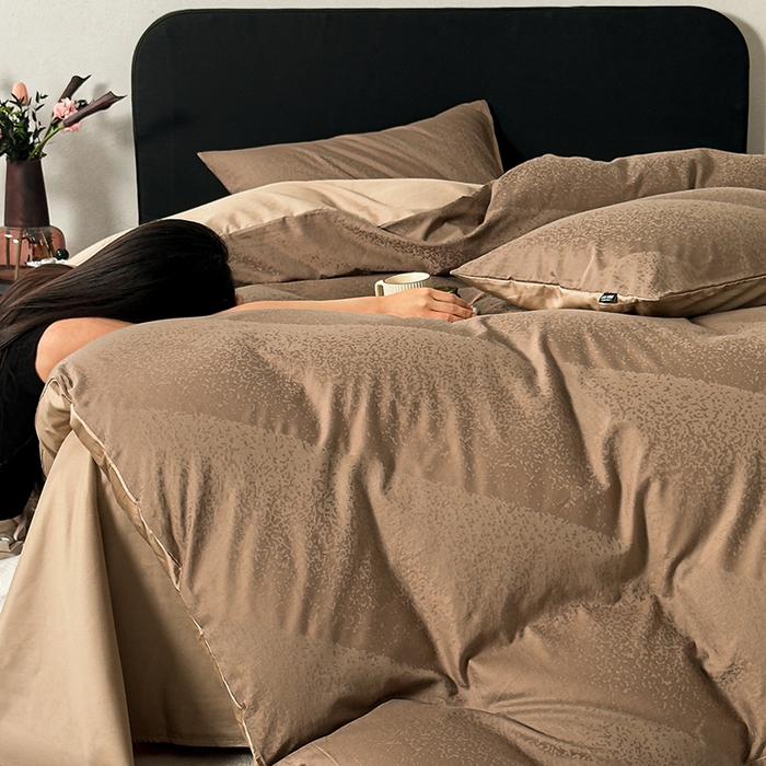 91家纺网 家纺一手货源 找家纺 富馨莱 2026新款100支长绒棉色织大提花四件套系列 爱庭-摩卡棕