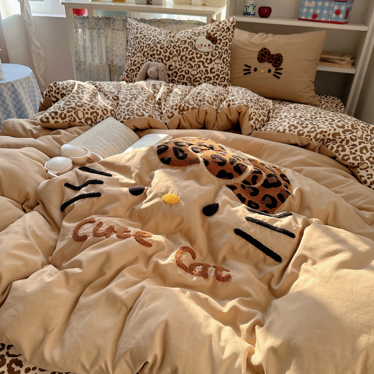 91家纺网 家纺一手货源 找家纺 贝扬思家纺 2026新款超软糯可爱系毛巾绣四件套系列 豹纹猫脸