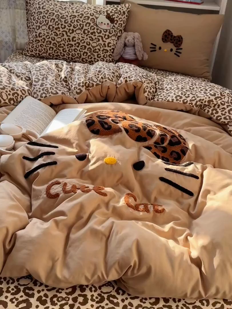 91家纺网 家纺一手货源 找家纺 贝扬思家纺 2026新款超软糯可爱系毛巾绣四件套系列 豹纹猫脸