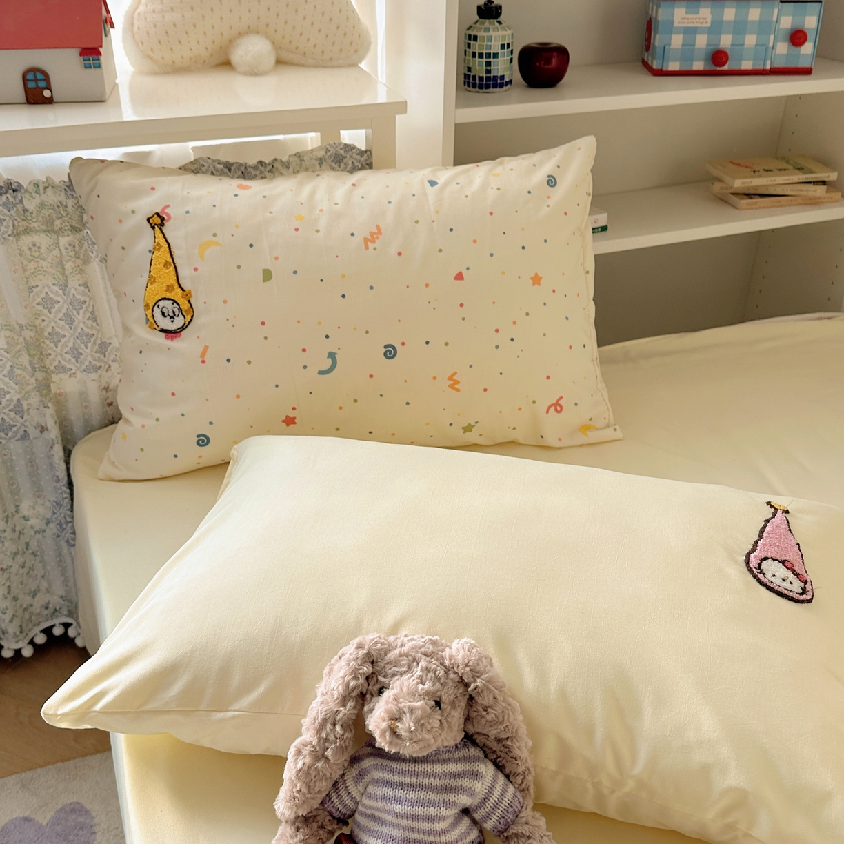 91家纺网 家纺一手货源 找家纺 贝扬思家纺 2026新款超软糯可爱系毛巾绣四件套系列 欢喜朋友拉