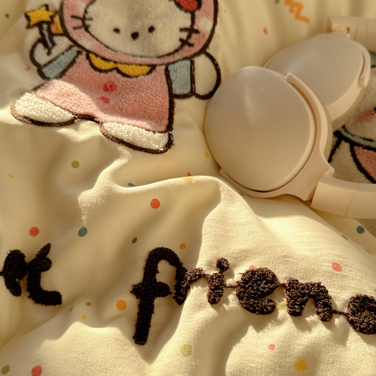 91家纺网 家纺一手货源 找家纺 贝扬思家纺 2026新款超软糯可爱系毛巾绣四件套系列 欢喜朋友拉