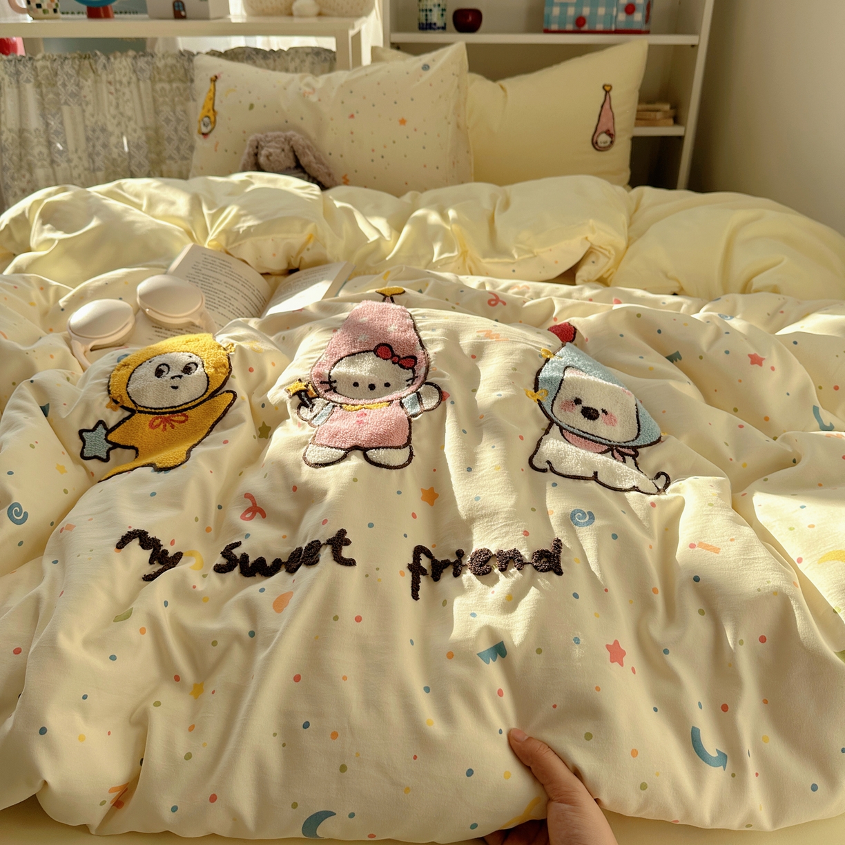 91家纺网 家纺一手货源 找家纺 贝扬思家纺 2026新款超软糯可爱系毛巾绣四件套系列 欢喜朋友拉