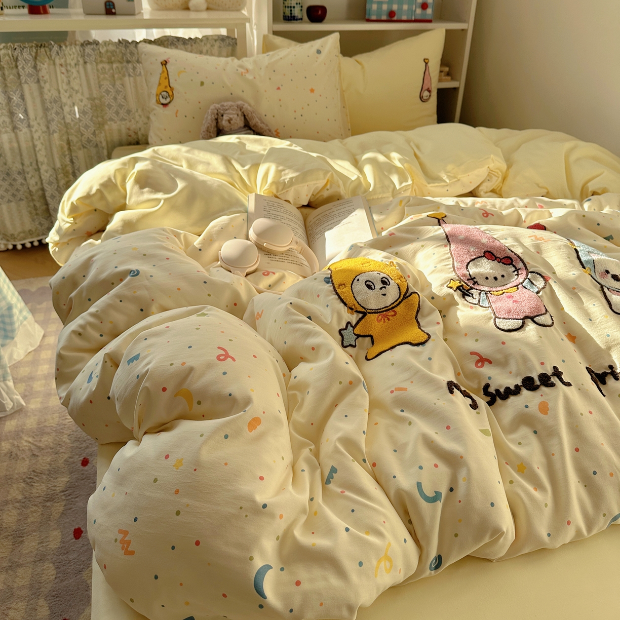 91家纺网 家纺一手货源 找家纺 贝扬思家纺 2026新款超软糯可爱系毛巾绣四件套系列 欢喜朋友拉