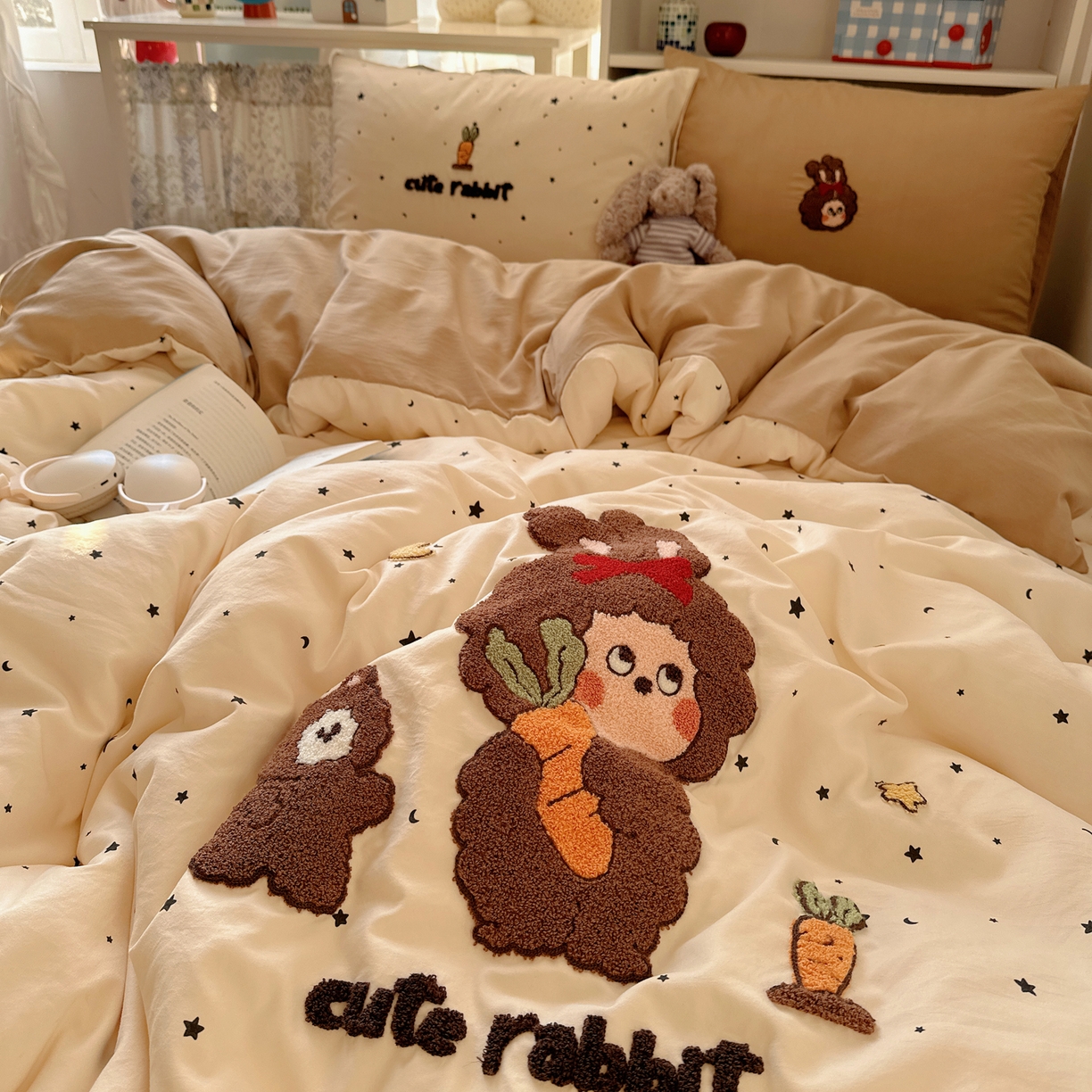 91家纺网 家纺一手货源 找家纺 贝扬思家纺 2026新款超软糯可爱系毛巾绣四件套系列 萝卜星星呀