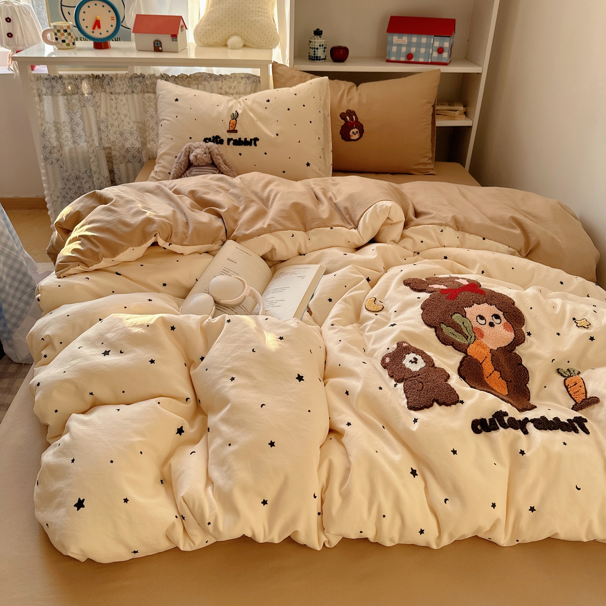 91家纺网 家纺一手货源 找家纺 贝扬思家纺 2026新款超软糯可爱系毛巾绣四件套系列 萝卜星星呀