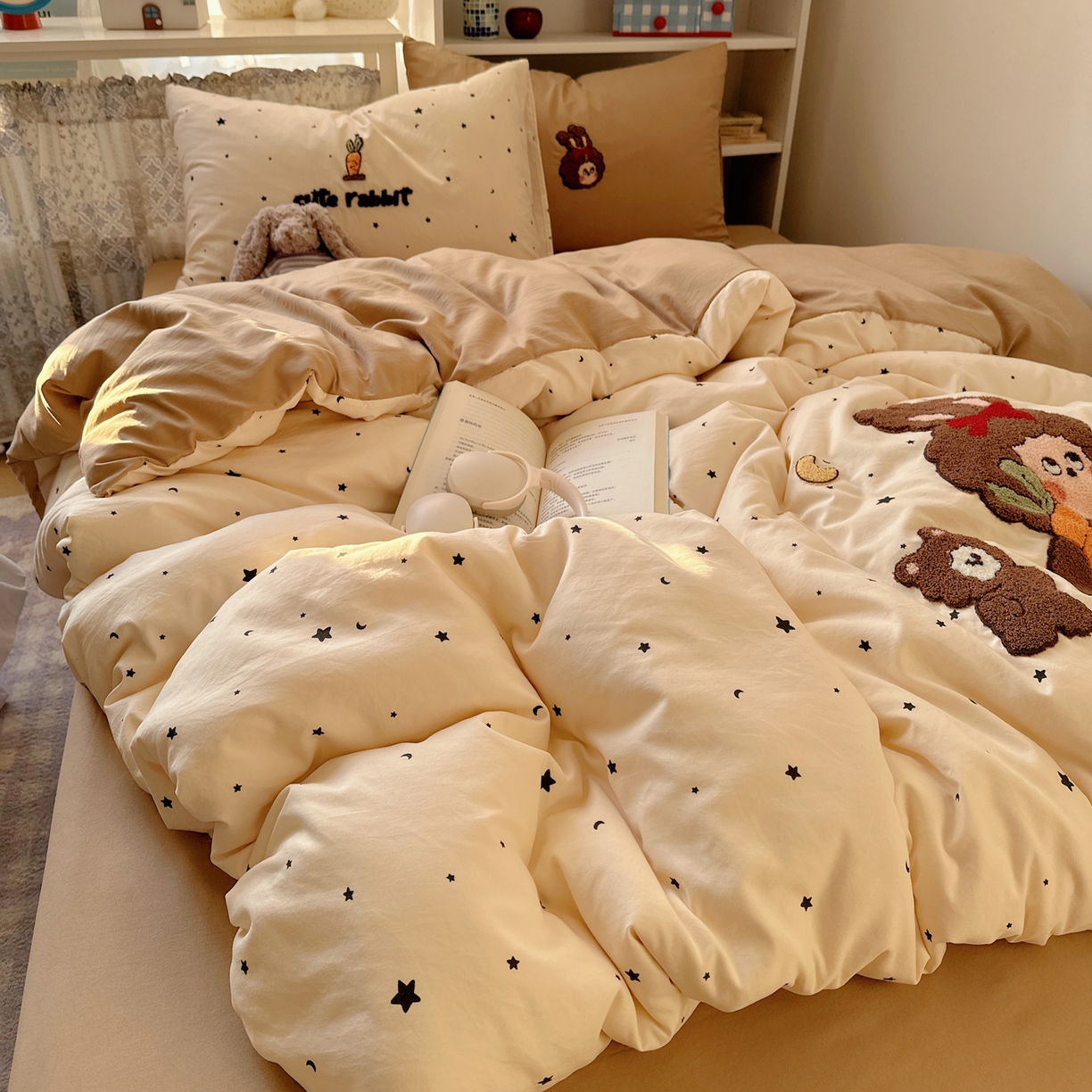 91家纺网 家纺一手货源 找家纺 贝扬思家纺 2026新款超软糯可爱系毛巾绣四件套系列 萝卜星星呀