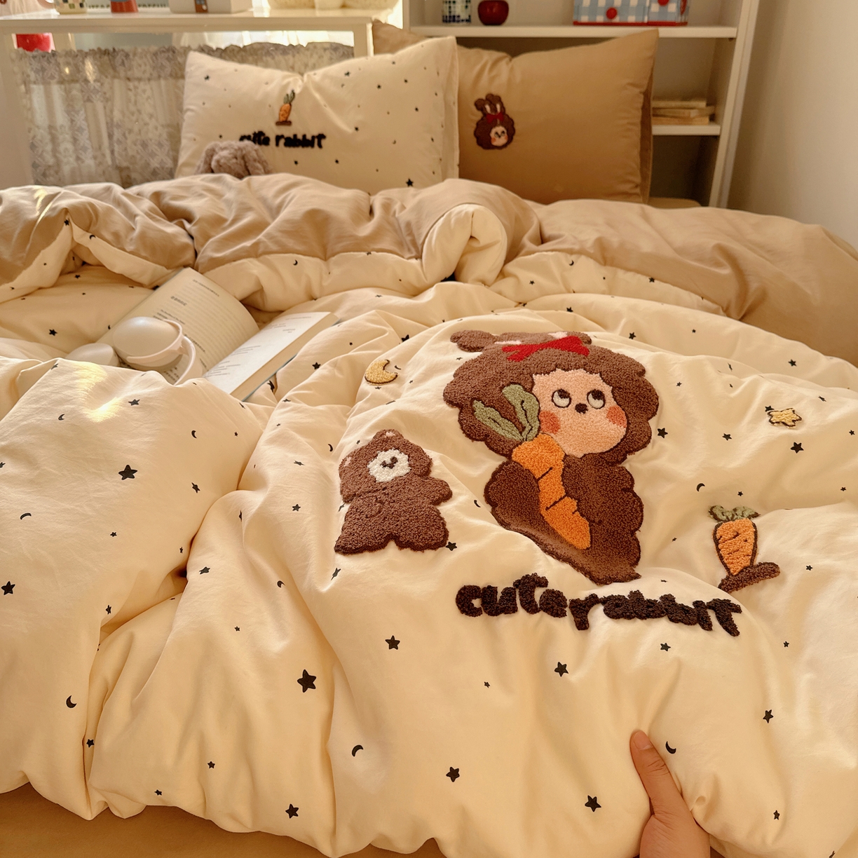 91家纺网 家纺一手货源 找家纺 贝扬思家纺 2026新款超软糯可爱系毛巾绣四件套系列 萝卜星星呀