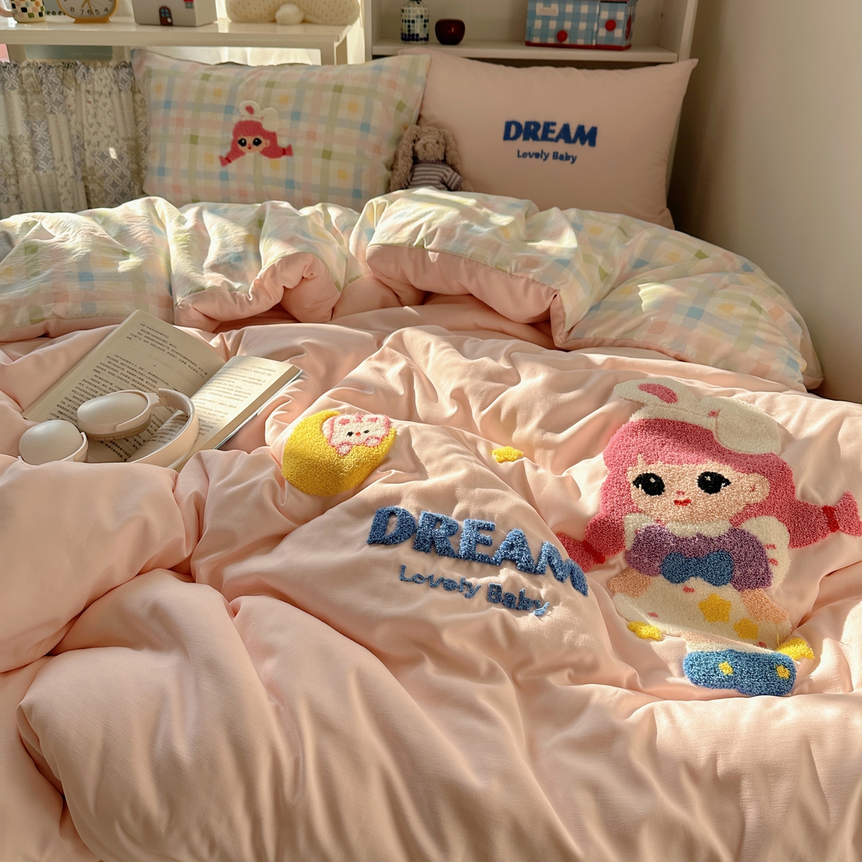 91家纺网 家纺一手货源 找家纺 贝扬思家纺 2026新款超软糯可爱系毛巾绣四件套系列 萝莉女孩