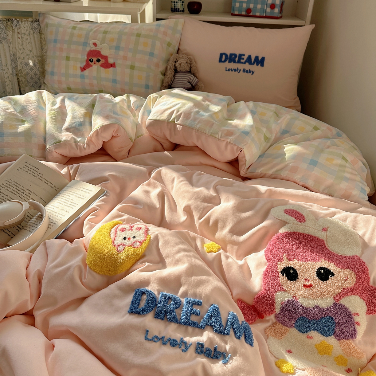 91家纺网 家纺一手货源 找家纺 贝扬思家纺 2026新款超软糯可爱系毛巾绣四件套系列 萝莉女孩