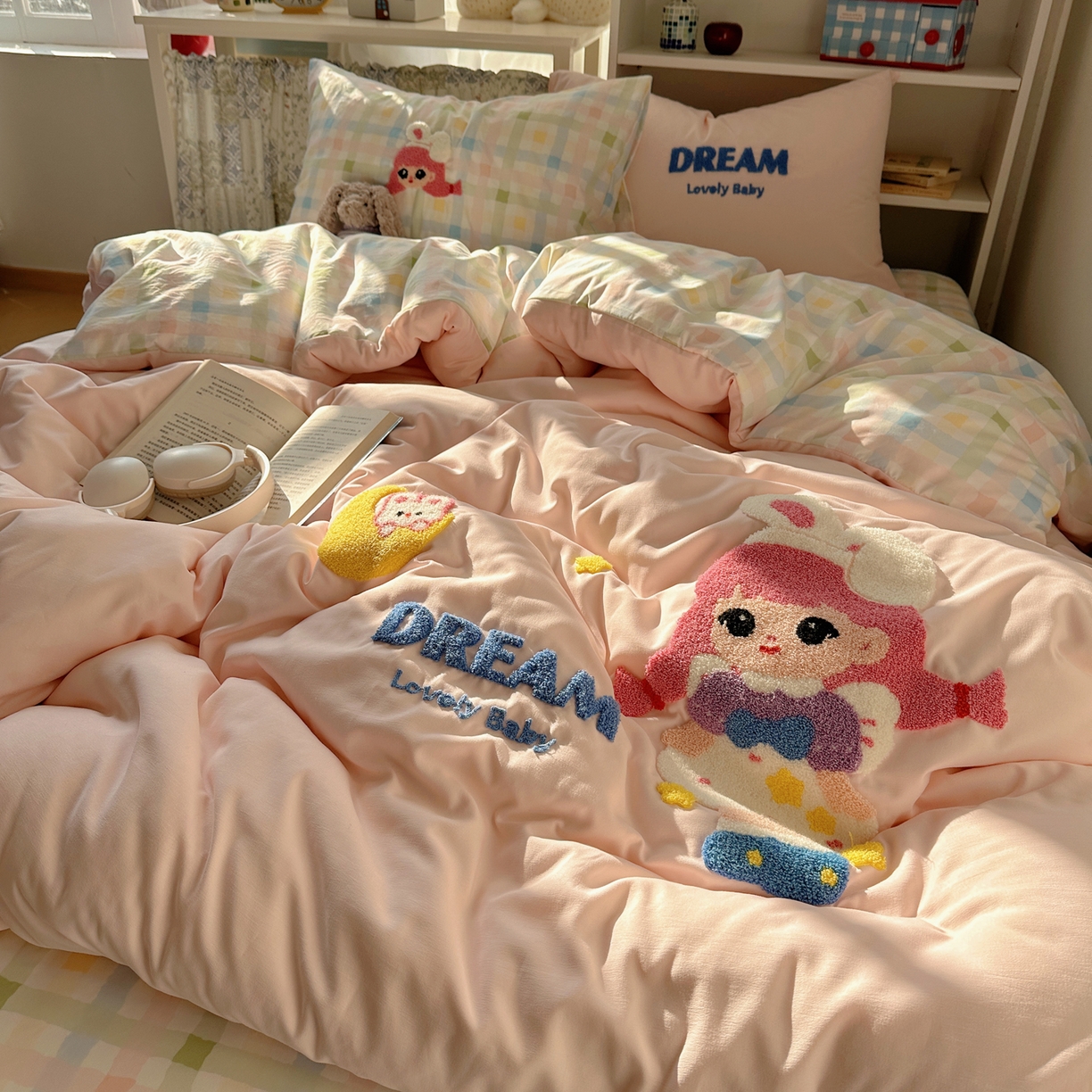 91家纺网 家纺一手货源 找家纺 贝扬思家纺 2026新款超软糯可爱系毛巾绣四件套系列 萝莉女孩