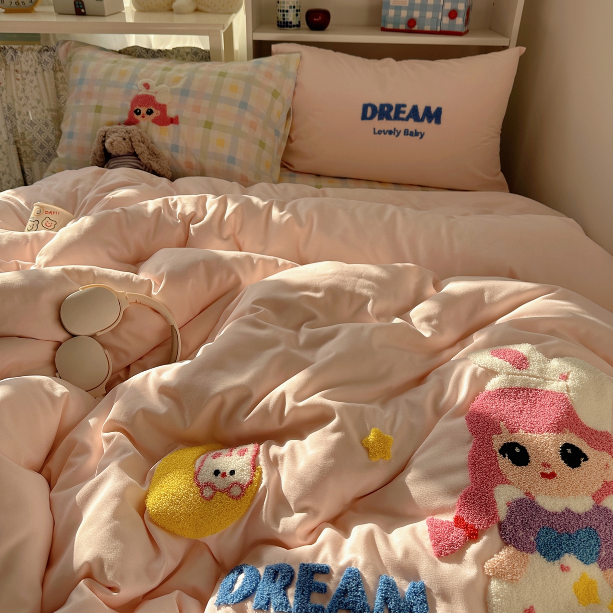 91家纺网 家纺一手货源 找家纺 贝扬思家纺 2026新款超软糯可爱系毛巾绣四件套系列 萝莉女孩