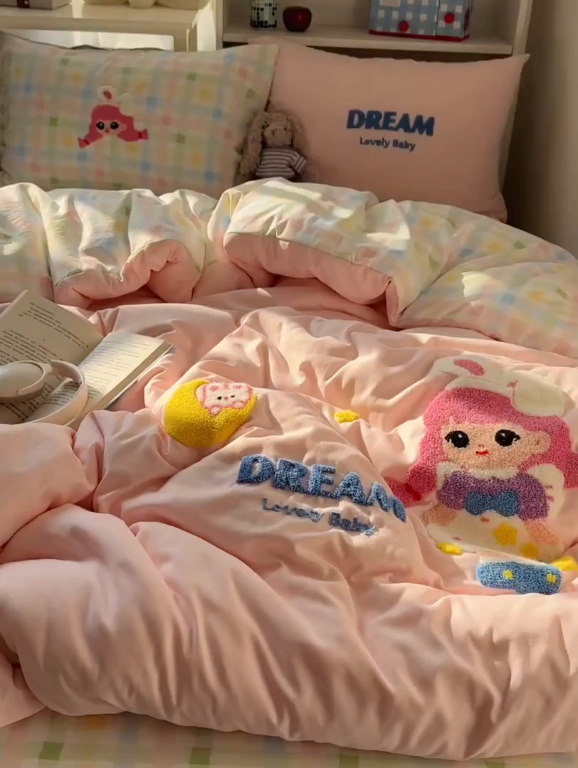 91家纺网 家纺一手货源 找家纺 贝扬思家纺 2026新款超软糯可爱系毛巾绣四件套系列 萝莉女孩