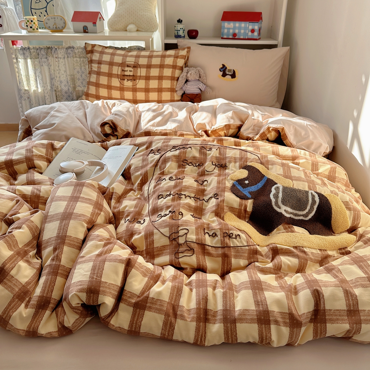 91家纺网 家纺一手货源 找家纺 贝扬思家纺 2026新款超软糯可爱系毛巾绣四件套系列 木马奇遇记