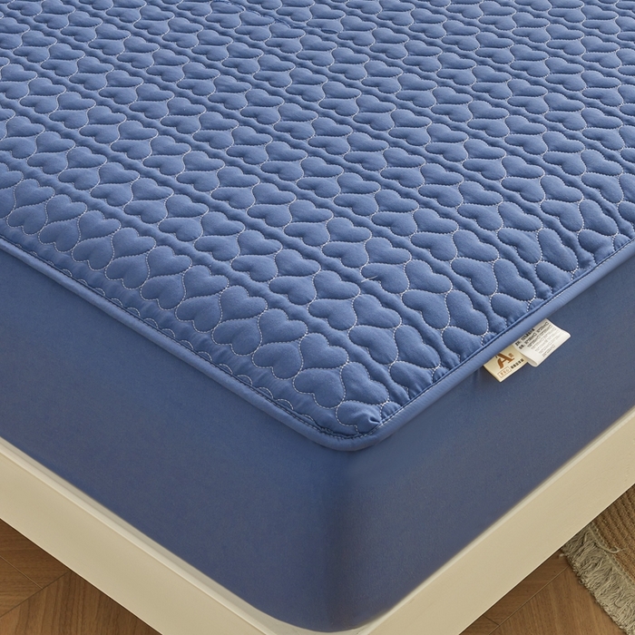 91家纺网 家纺一手货源 找家纺 邵依家纺 2026新款原棉防水床笠系列 爱心黛蓝