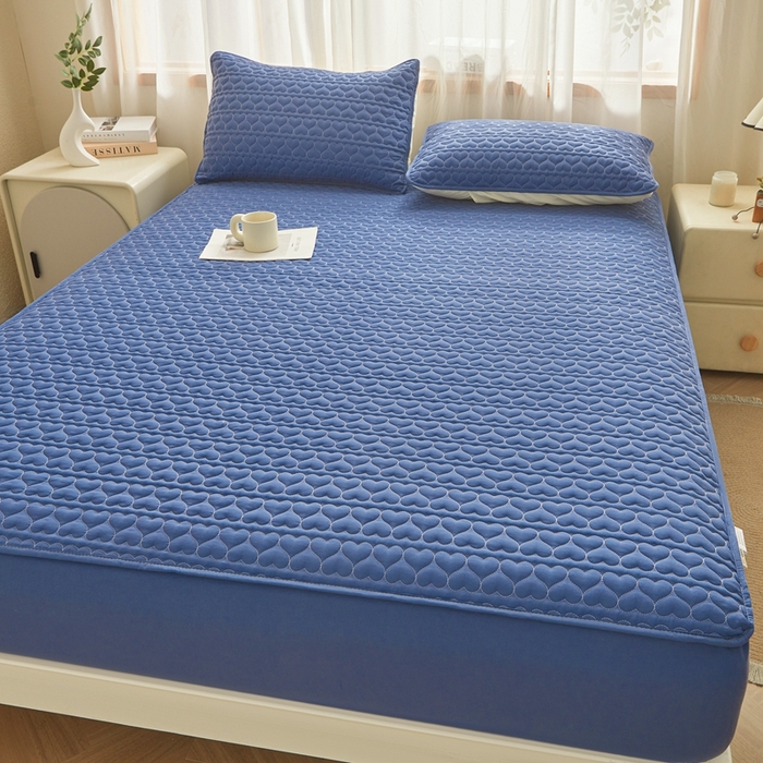 91家纺网 家纺一手货源 找家纺 邵依家纺 2026新款原棉防水床笠系列 爱心黛蓝