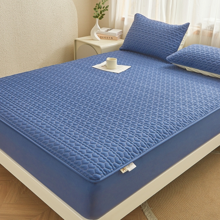 91家纺网 家纺一手货源 找家纺 邵依家纺 2026新款原棉防水床笠系列 爱心黛蓝