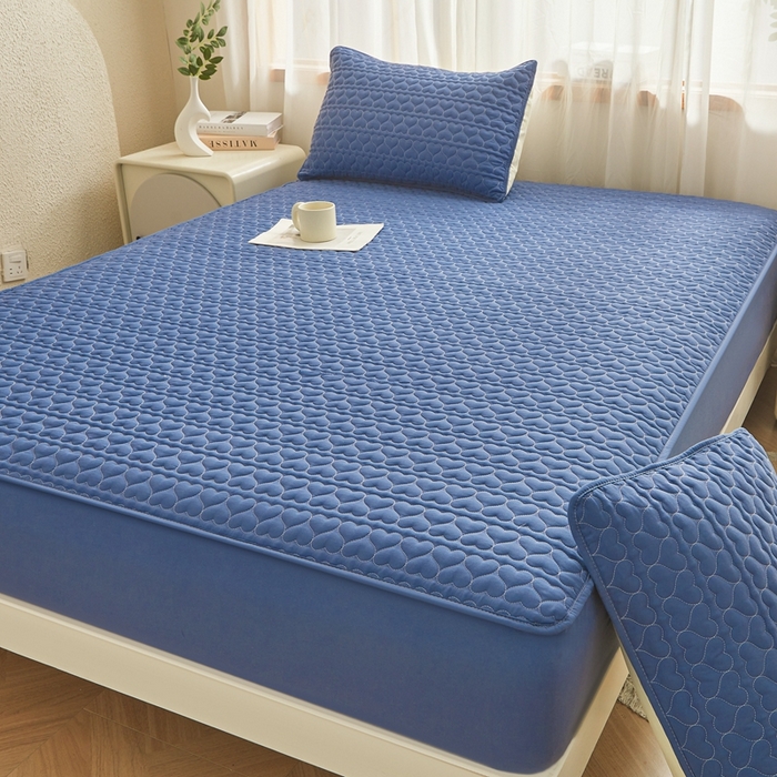 91家纺网 家纺一手货源 找家纺 邵依家纺 2026新款原棉防水床笠系列 爱心黛蓝