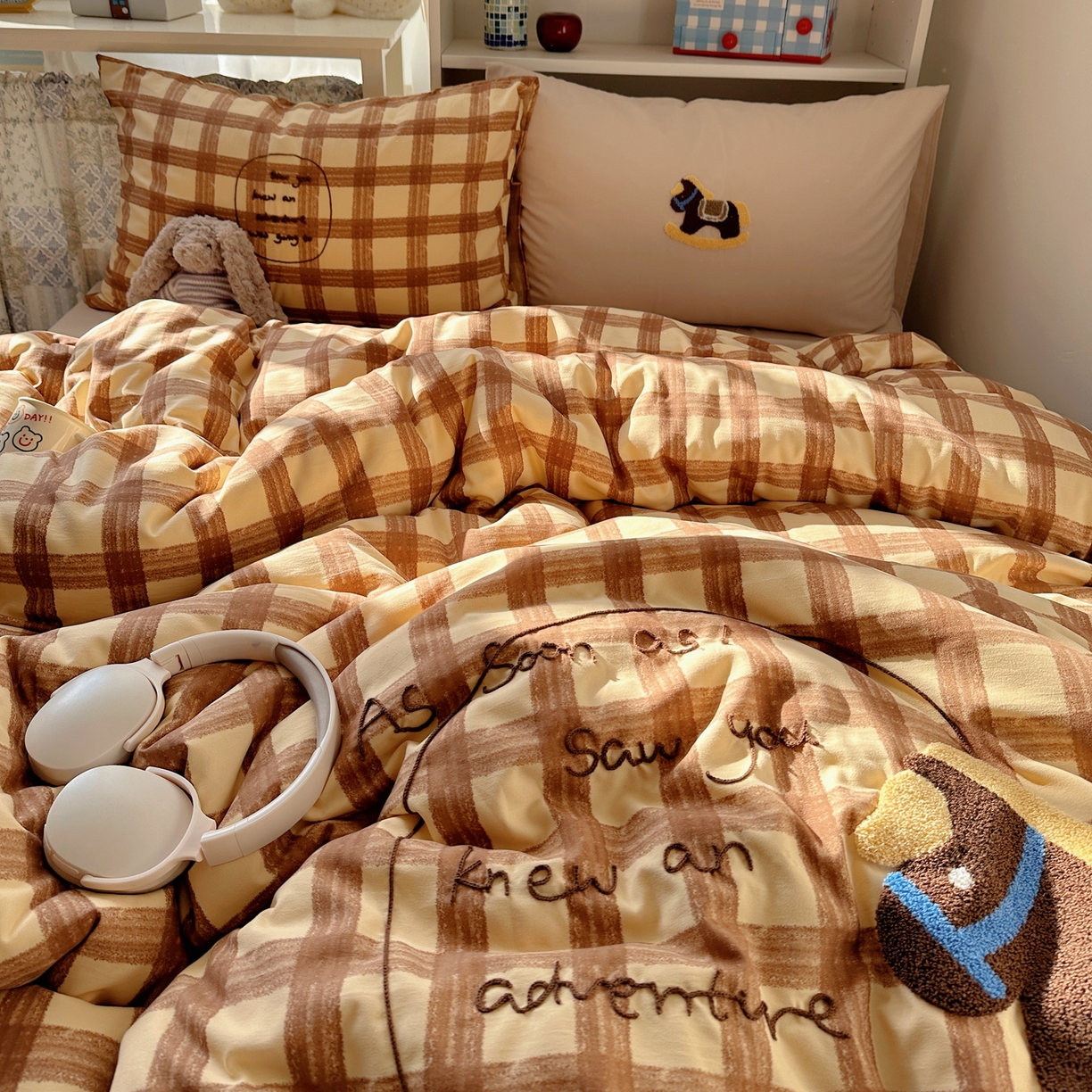 91家纺网 家纺一手货源 找家纺 贝扬思家纺 2026新款超软糯可爱系毛巾绣四件套系列 木马奇遇记