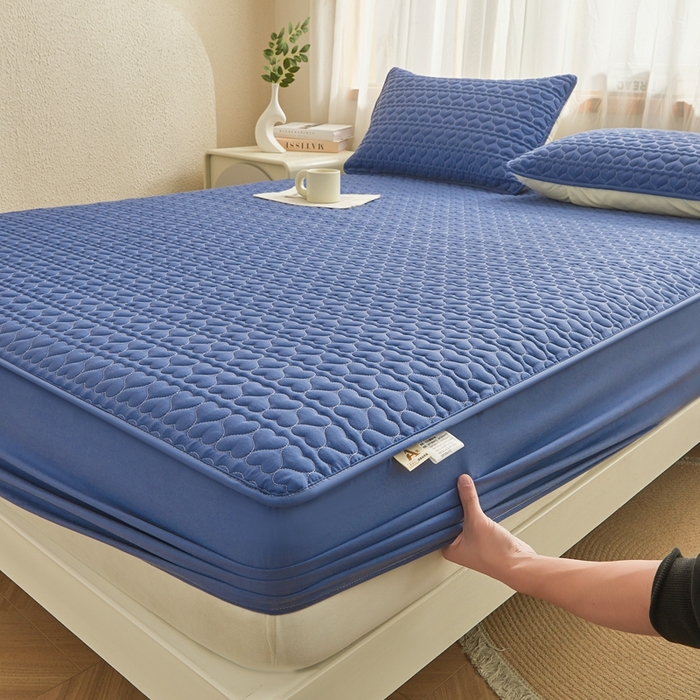 91家纺网 家纺一手货源 找家纺 邵依家纺 2026新款原棉防水床笠系列 爱心黛蓝