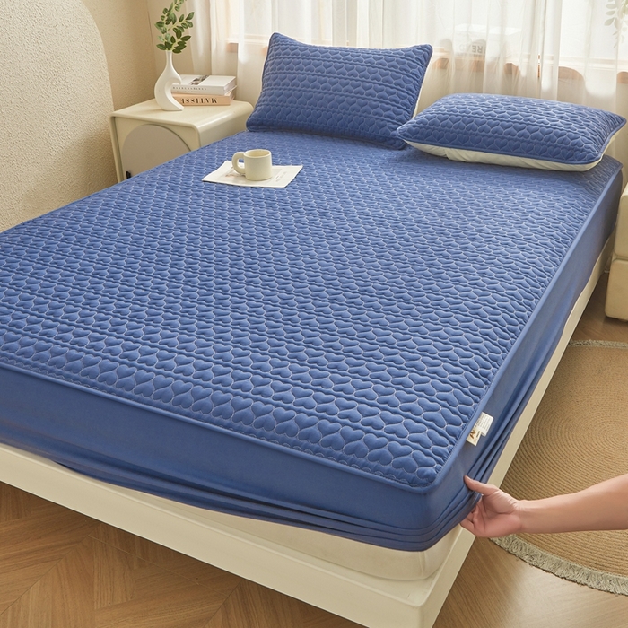 91家纺网 家纺一手货源 找家纺 邵依家纺 2026新款原棉防水床笠系列 爱心黛蓝