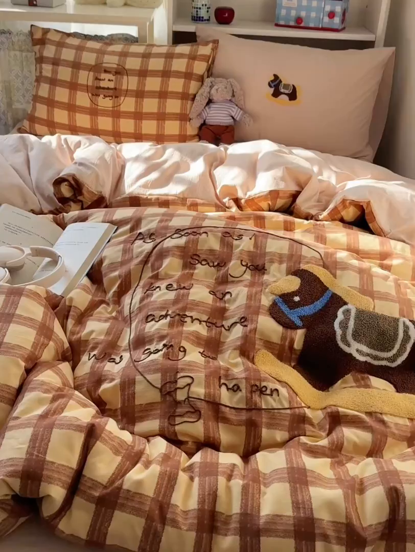 91家纺网 家纺一手货源 找家纺 贝扬思家纺 2026新款超软糯可爱系毛巾绣四件套系列 木马奇遇记