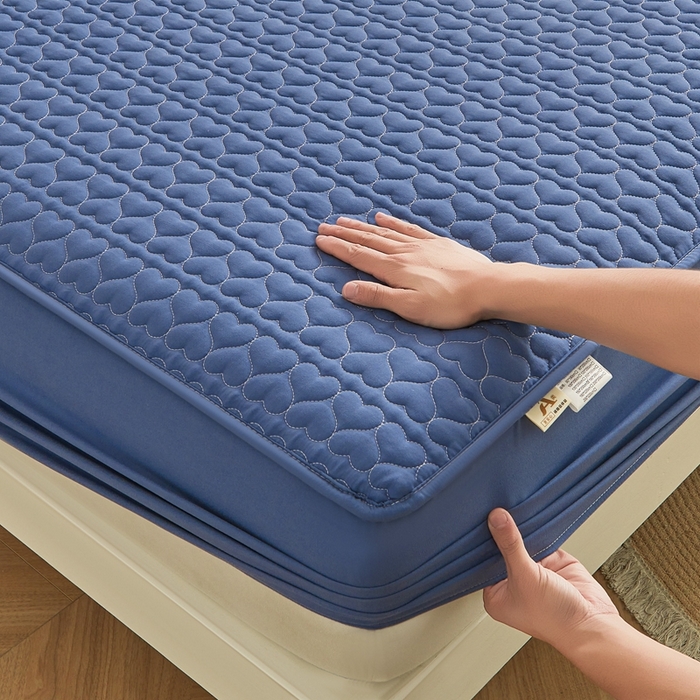 91家纺网 家纺一手货源 找家纺 邵依家纺 2026新款原棉防水床笠系列 爱心黛蓝