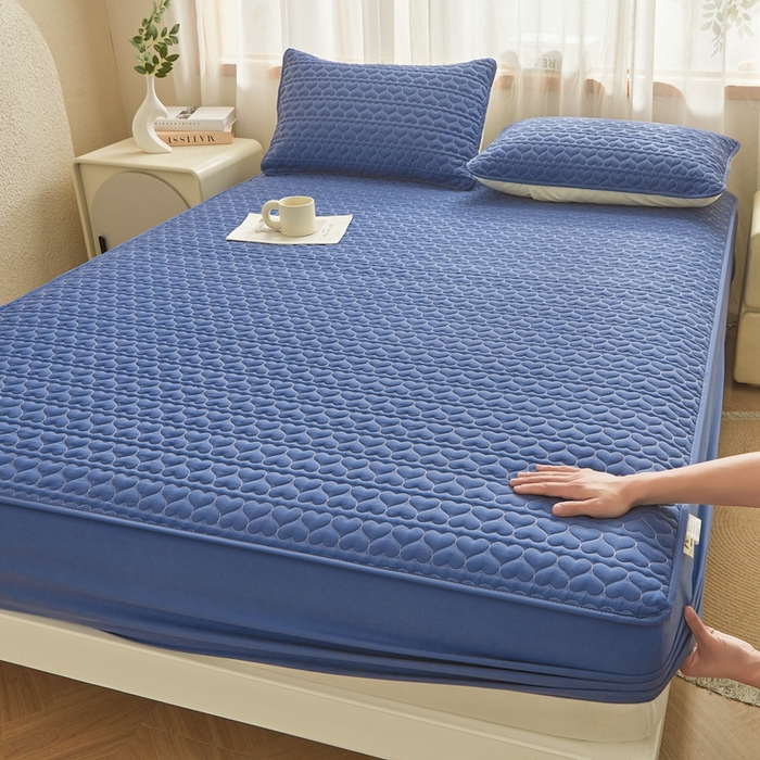 91家纺网 家纺一手货源 找家纺 邵依家纺 2026新款原棉防水床笠系列 爱心黛蓝