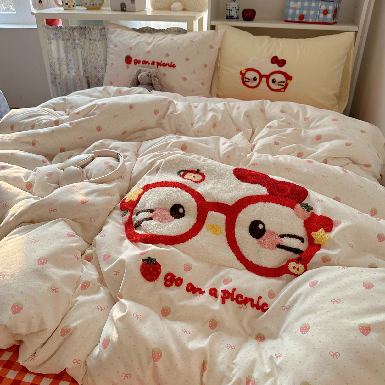 91家纺网 家纺一手货源 找家纺 贝扬思家纺 2026新款超软糯可爱系毛巾绣四件套系列 时髦小猫