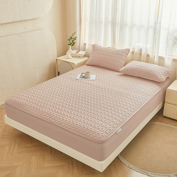 91家纺网 家纺一手货源 找家纺 邵依家纺 2026新款原棉防水床笠系列 爱心卡其