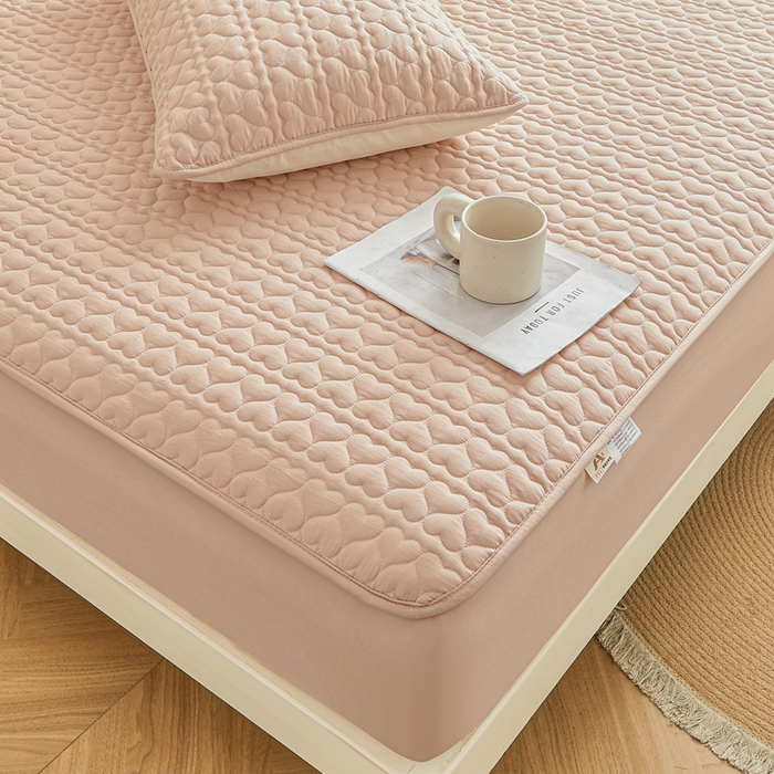 91家纺网 家纺一手货源 找家纺 邵依家纺 2026新款原棉防水床笠系列 爱心卡其