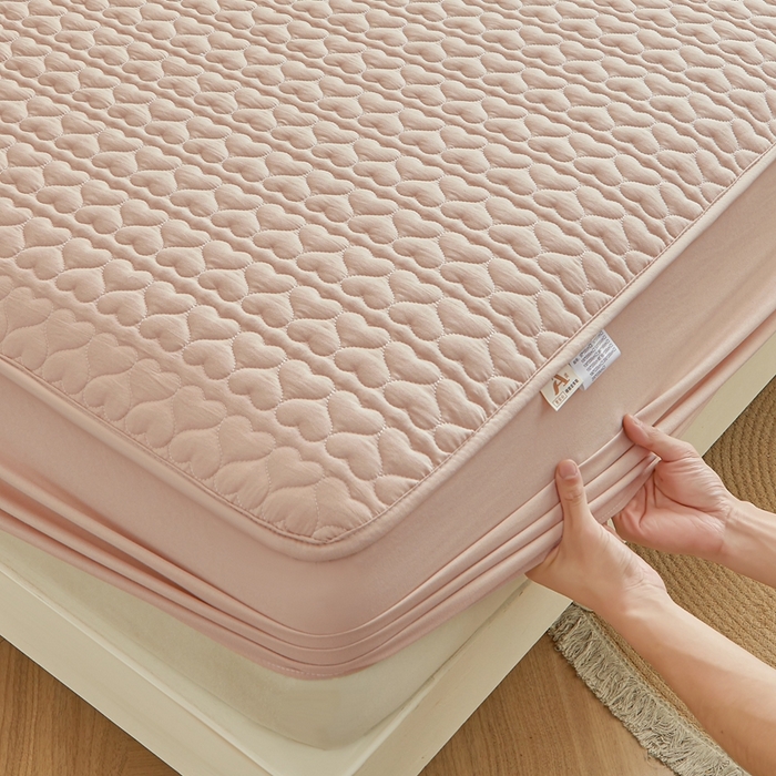 91家纺网 家纺一手货源 找家纺 邵依家纺 2026新款原棉防水床笠系列 爱心卡其