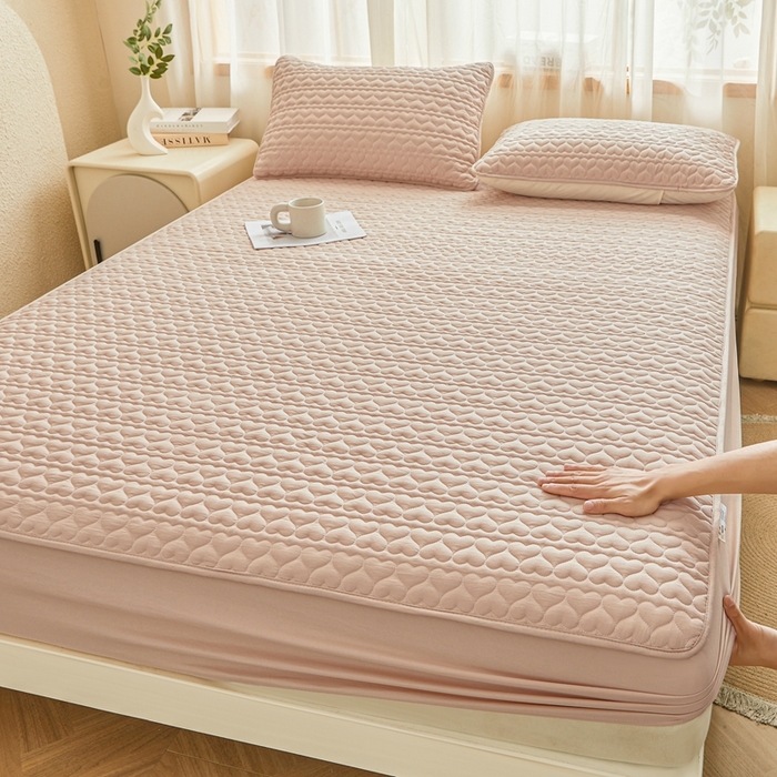 91家纺网 家纺一手货源 找家纺 邵依家纺 2026新款原棉防水床笠系列 爱心卡其