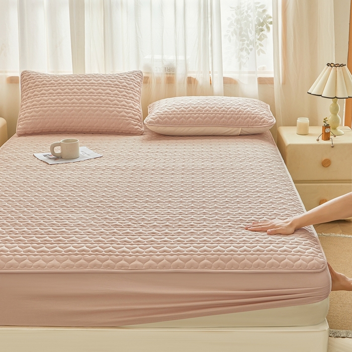 91家纺网 家纺一手货源 找家纺 邵依家纺 2026新款原棉防水床笠系列 爱心卡其