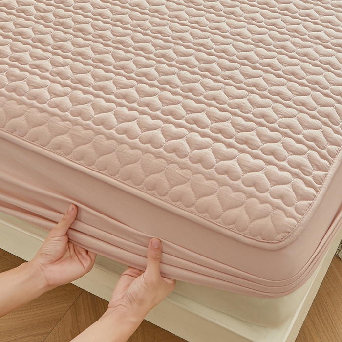 91家纺网 家纺一手货源 找家纺 邵依家纺 2026新款原棉防水床笠系列 爱心卡其