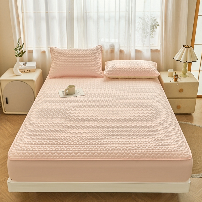 91家纺网 家纺一手货源 找家纺 邵依家纺 2026新款原棉防水床笠系列 爱心奶黄